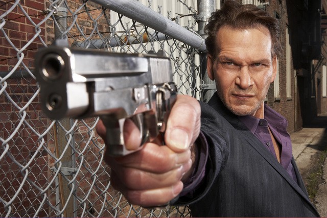patrick-swayze-armato-di-pistola-in-una-foto-promozionale-della-serie-the-beast-102068.jpg
