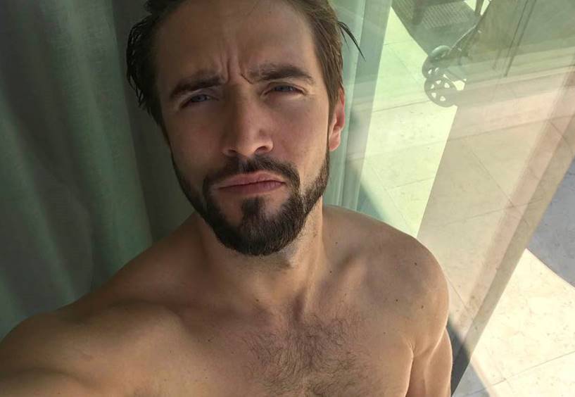 alex-belli-nudo-cucina-senza-mutande